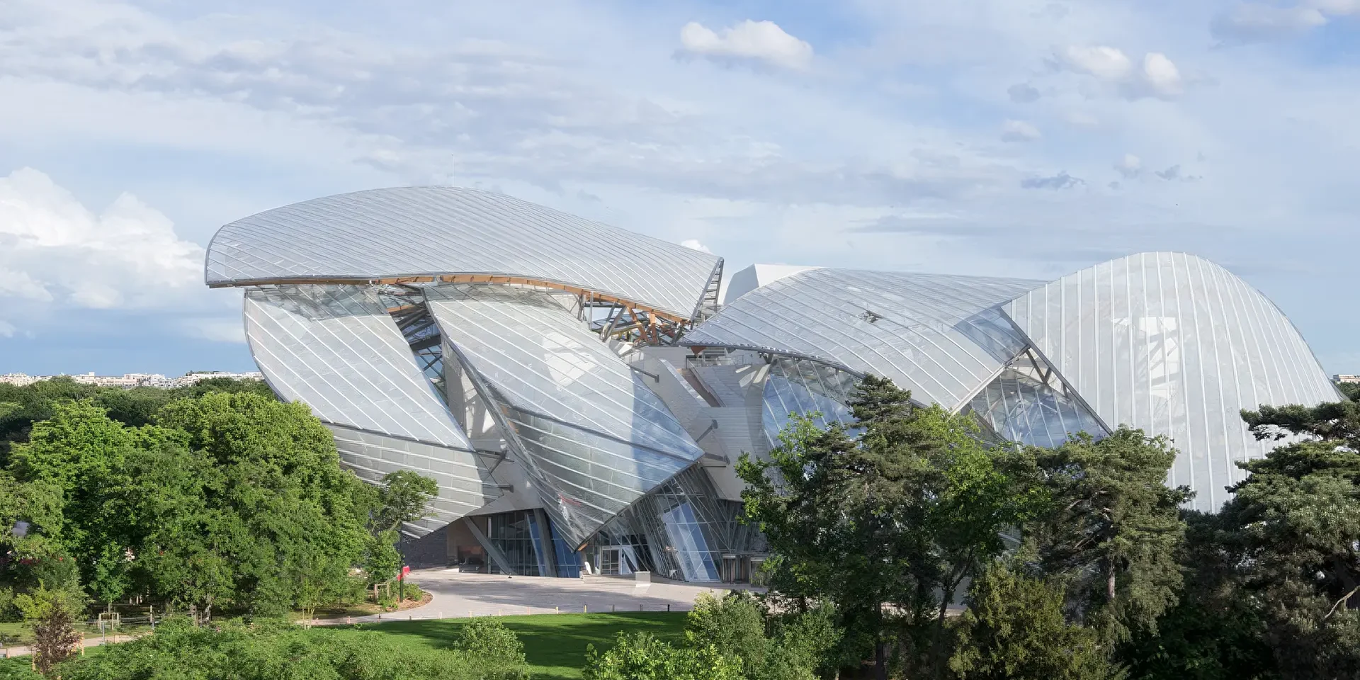 Students in fashion design and interior design from Paris American Academy regularly visit the Fondation Louis Vuitton.