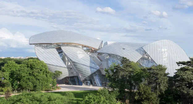 Students in fashion design and interior design from Paris American Academy regularly visit the Fondation Louis Vuitton.