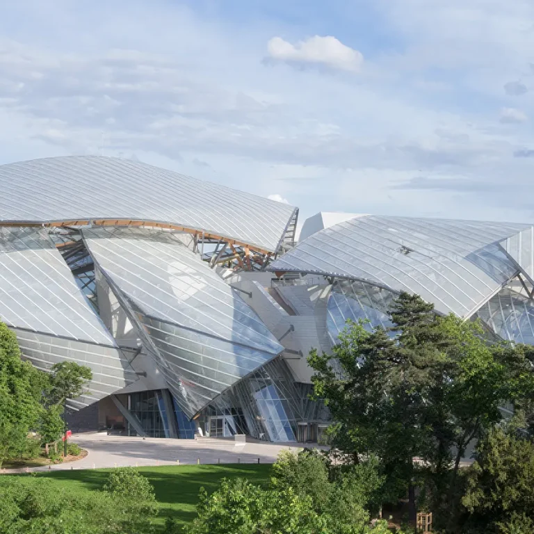 Students in fashion design and interior design from Paris American Academy regularly visit the Fondation Louis Vuitton.