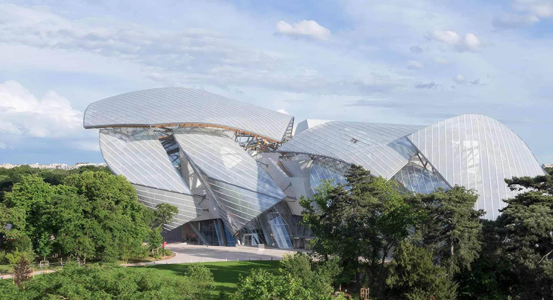 Students in fashion design and interior design from Paris American Academy regularly visit the Fondation Louis Vuitton.