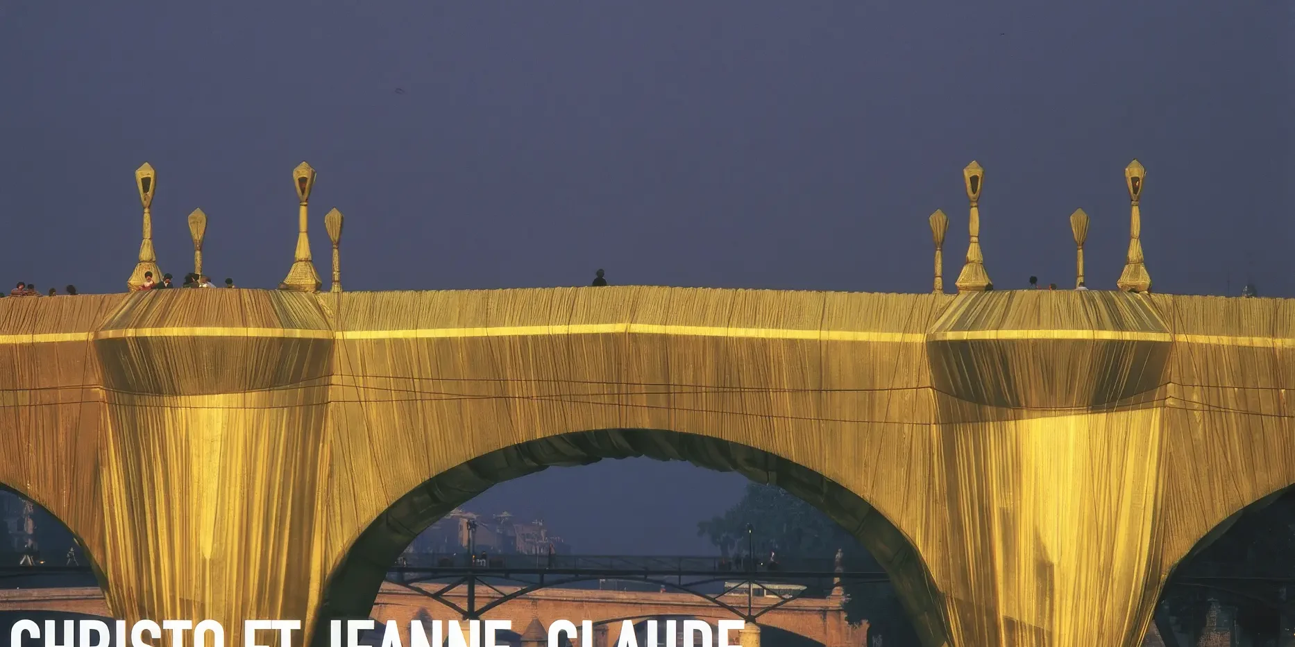 The major exhibition devoted to Christo and Jeanne Claude retraces the story of this project, from 1975 to 1985, and looks back at their Parisian period