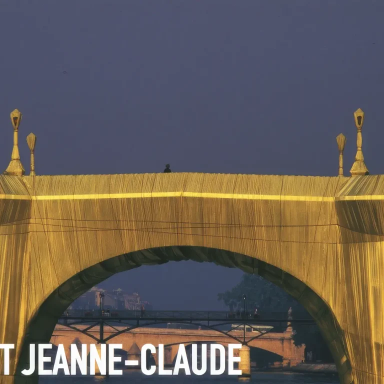 The major exhibition devoted to Christo and Jeanne Claude retraces the story of this project, from 1975 to 1985, and looks back at their Parisian period